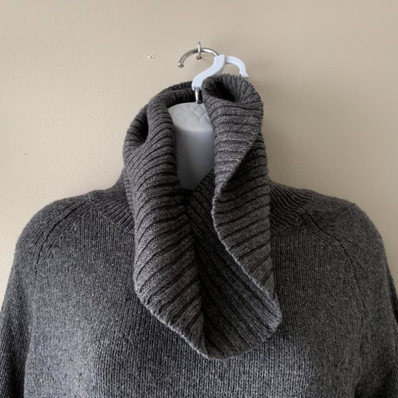 GAP grey turtleneck size M (brooch NOT SOLD) - Picture 4 of 9